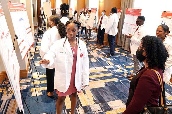 Student presenting work at the 2022 AHA HBCU Scholar Program Symposium (© Larry McCormack)